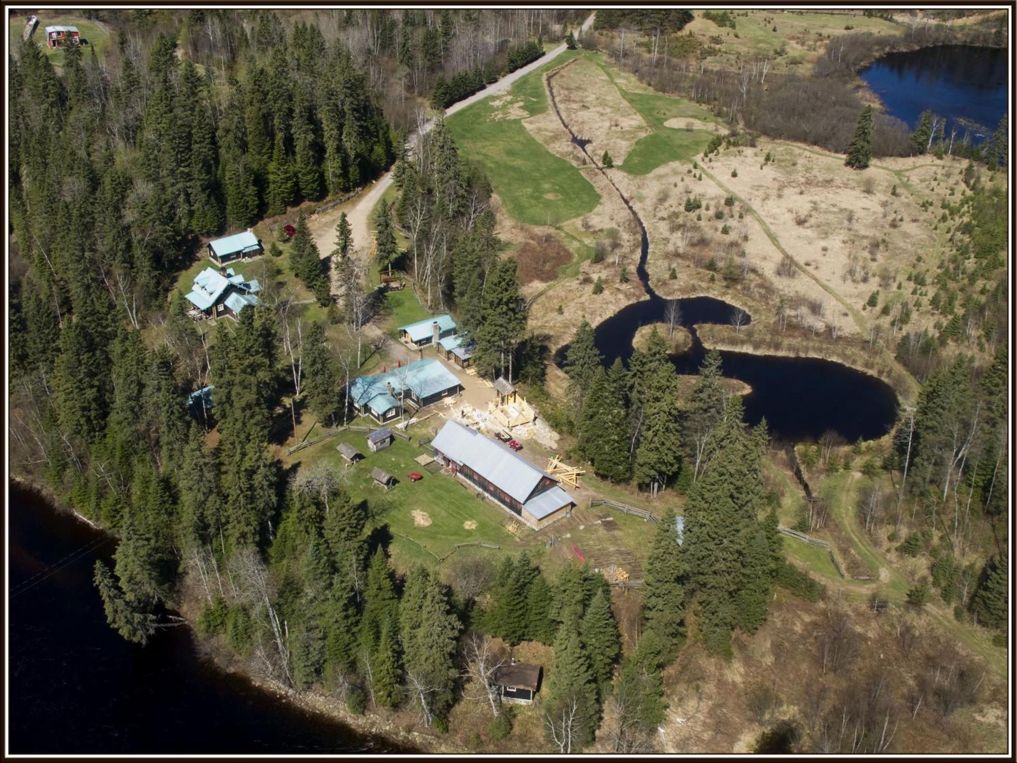 Domaine Le Bostonnais - Le Village En Bois Rond La Tuque Eksteriør billede